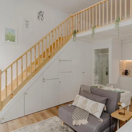 Charming With Ac, Next To Metro Station 아파트 *