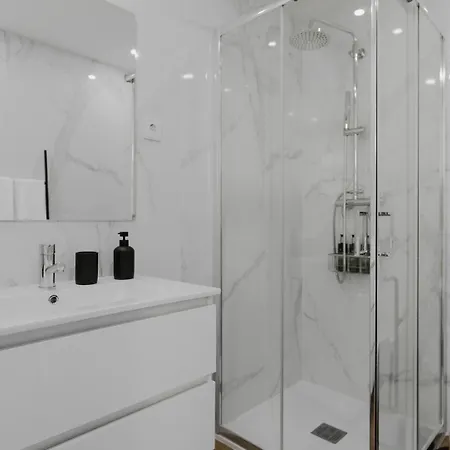 Charming With Ac, Next To Metro Station 아파트